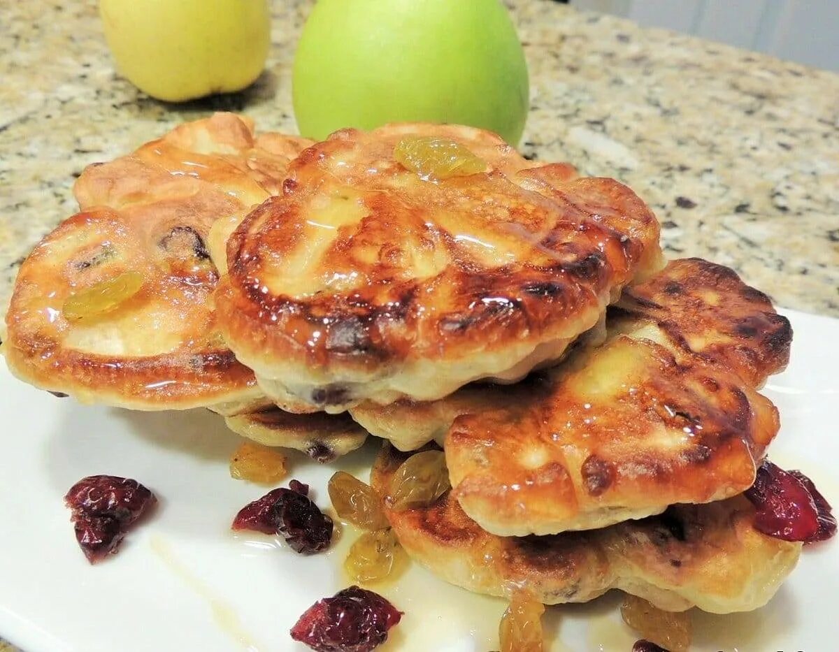 Оладьи быстро и вкусно. Оладьи с изюмом. Оладьи с яблоками на кефире. Оладьи с яблоками на кефире пышные. Яблочные оладьи на кефире.