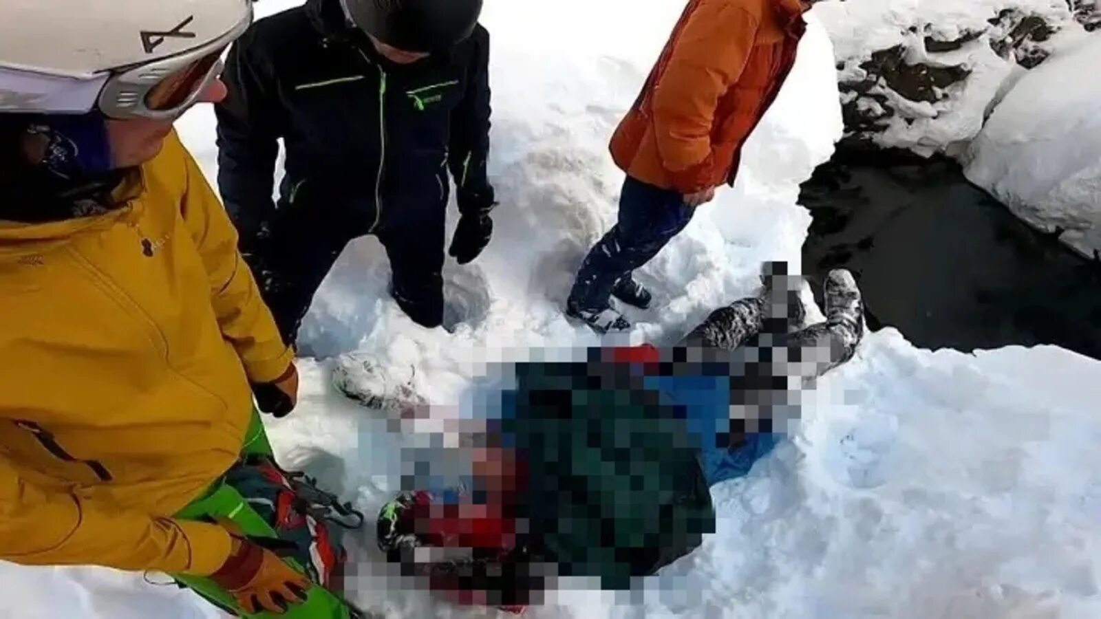 4 разбивает. В Сочи упали лыжники. На девушке скатиться с горки. Сноубордист провалился под снег Сочи. В Самаре спасли лыжника.