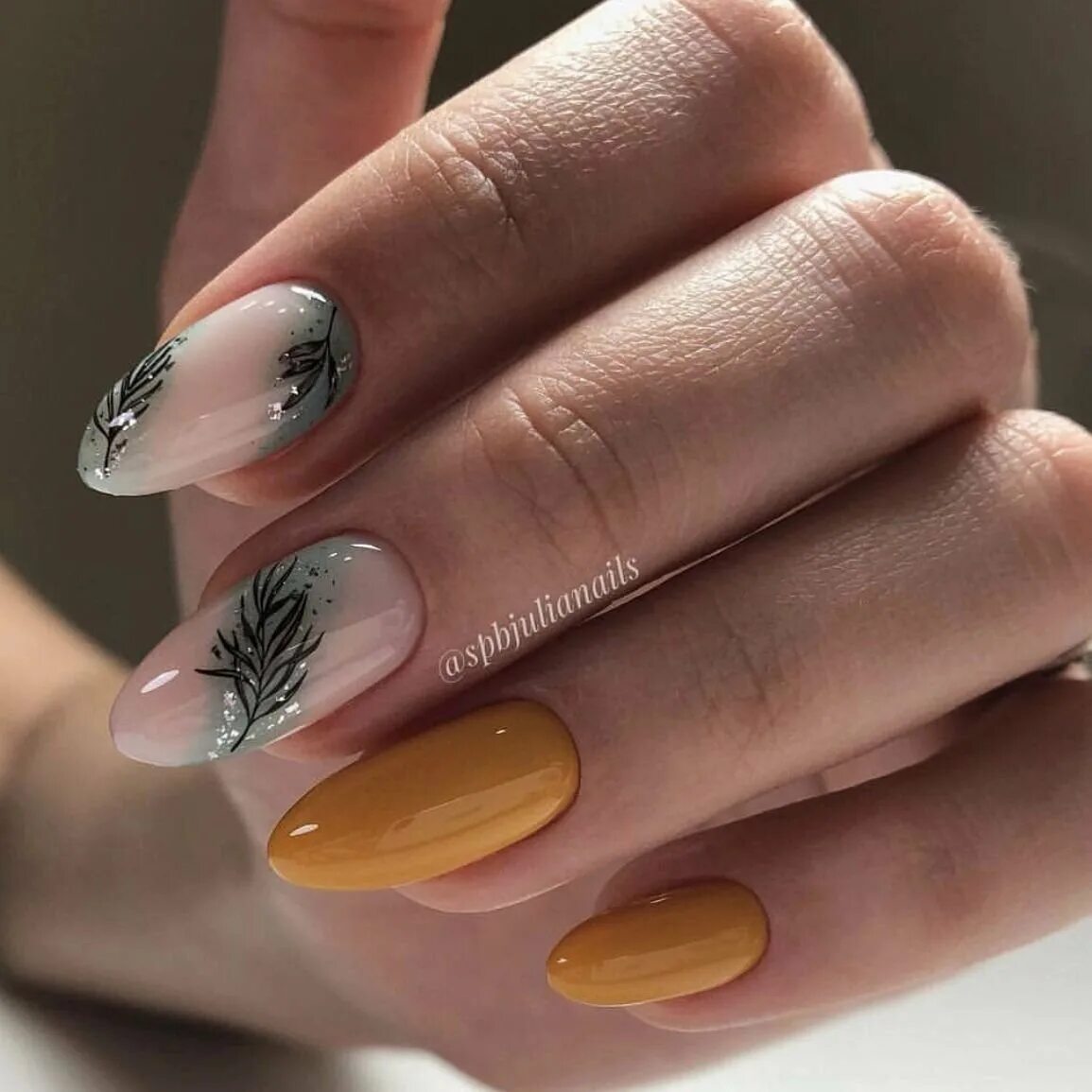 Дизайн ногтей осень 2023 год. Осенний маникюр. Дизайн ногтей осень. Осенний дизайн ногтей. Осенний маникюр миндаль.