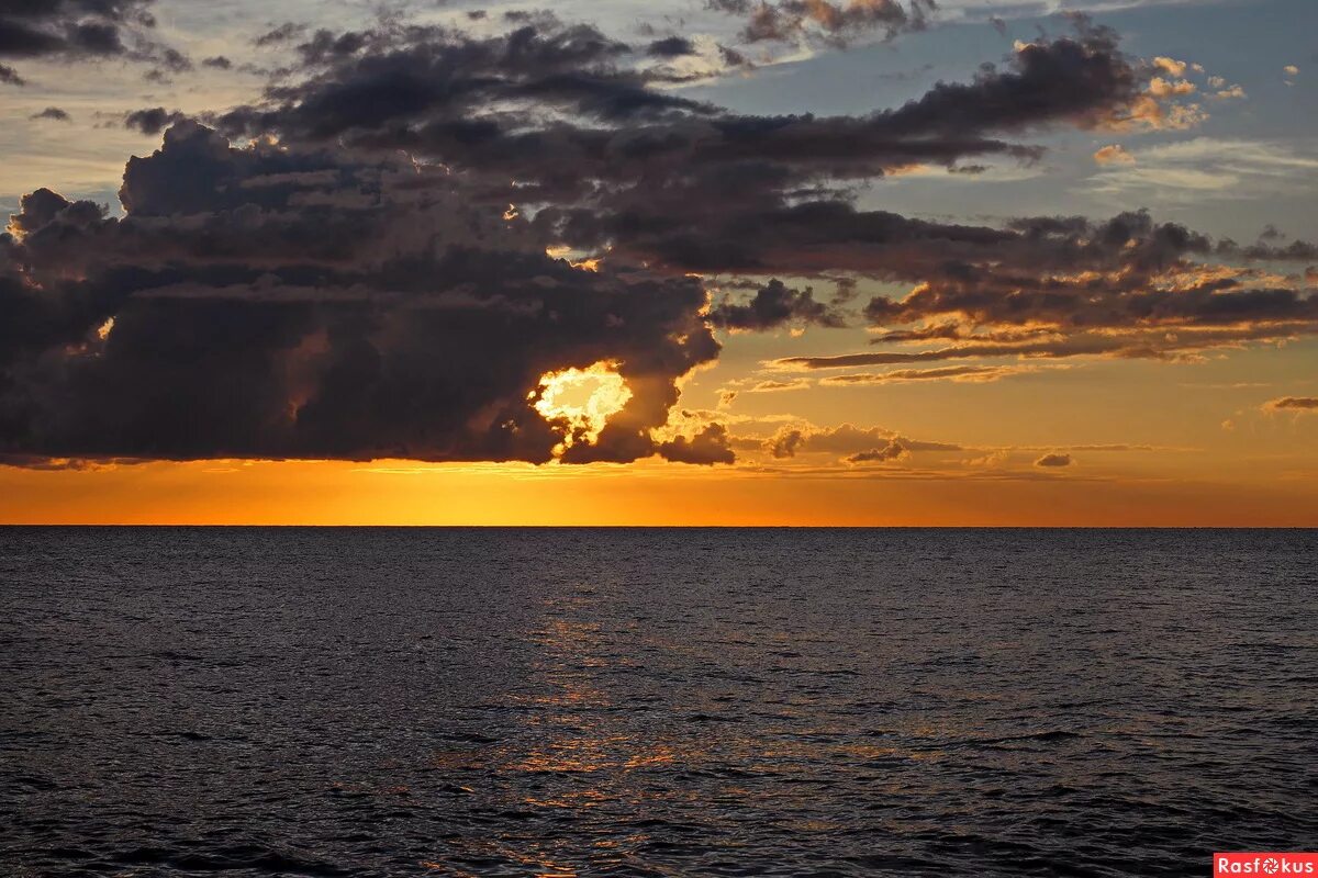 Закат над морем. Солнце съел горизонт. Закат солнца на море. Вода горизонт. Туча крокодил солнце.