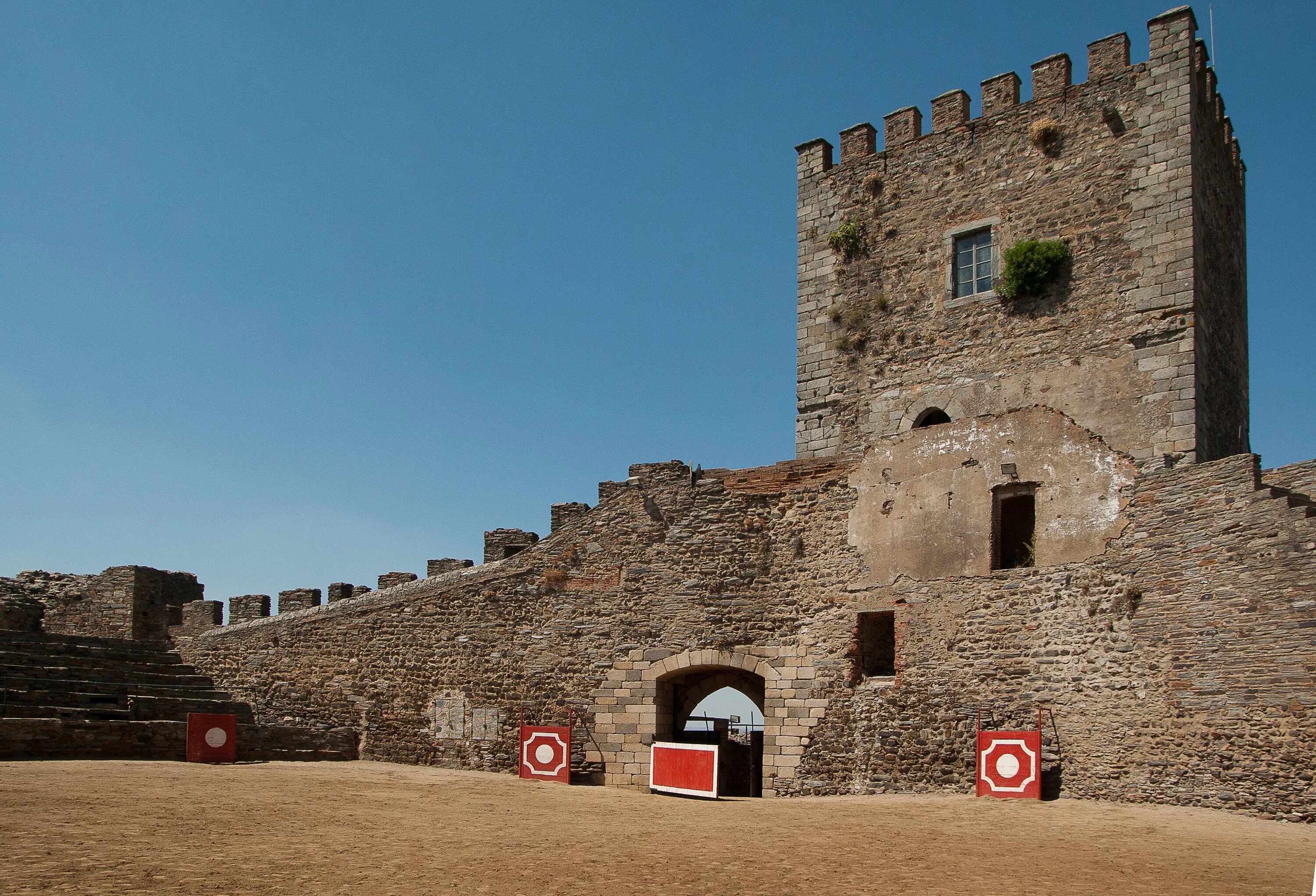 Fortress building. Феодосия. Генуэзская крепость. Португалия средневековое здание. Крепость Калемегдан. Крепостные стены в Португалии.