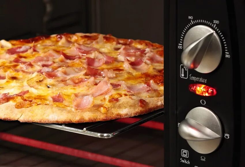 пицца в духовке. пицца в электрической духовке. пицца на противень в духовой печи. вкусная домашняя пицца в духовке. время выпечки пиццы в духовке.
