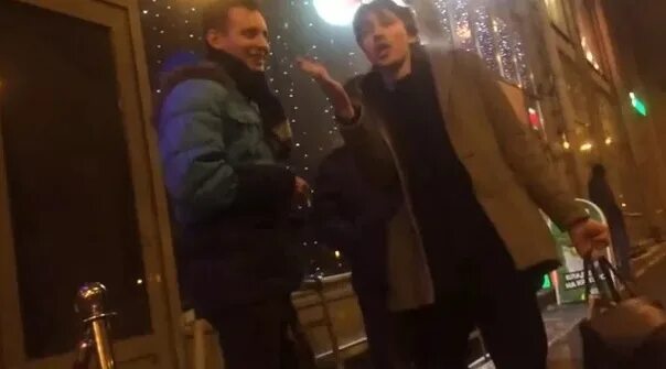 Бросил философскую жизнь ради баб. Ты предал нашу философскую. Ты предал нашу философскую жизнь. Бросил философскую жизнь ради баб. Бросил философскую жизнь ради баб.