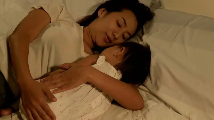 Bokep wife. Японская мама в постели. Мом sleeping son Japan. Совместный сон Япония.