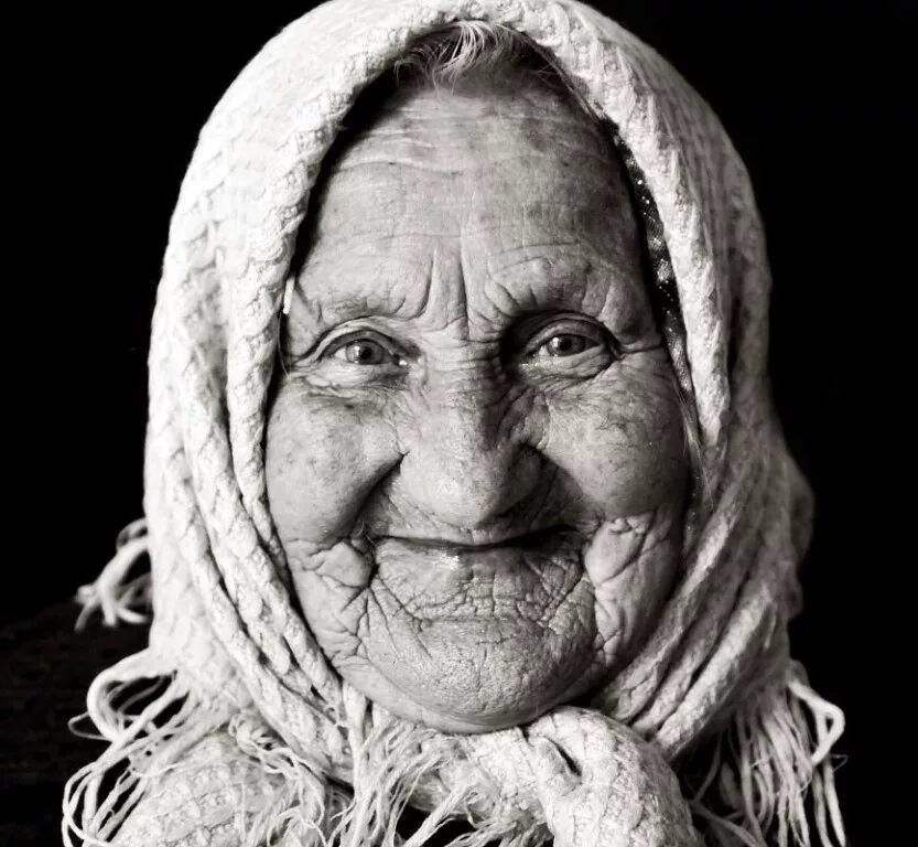 бабушка смеется. бабуля смеется. пожилая женщина смеется. бабка улыбается. бабушка смеется.