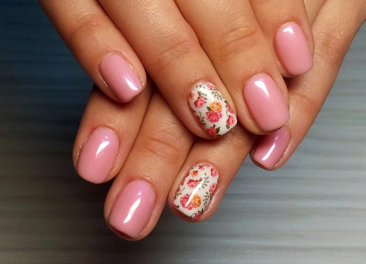 красивые ногти с наклейками. наклейки для ногтей «цветы». покрытие ногтей наклейками. гелевые ногти. розовый маникюр с наклейками.