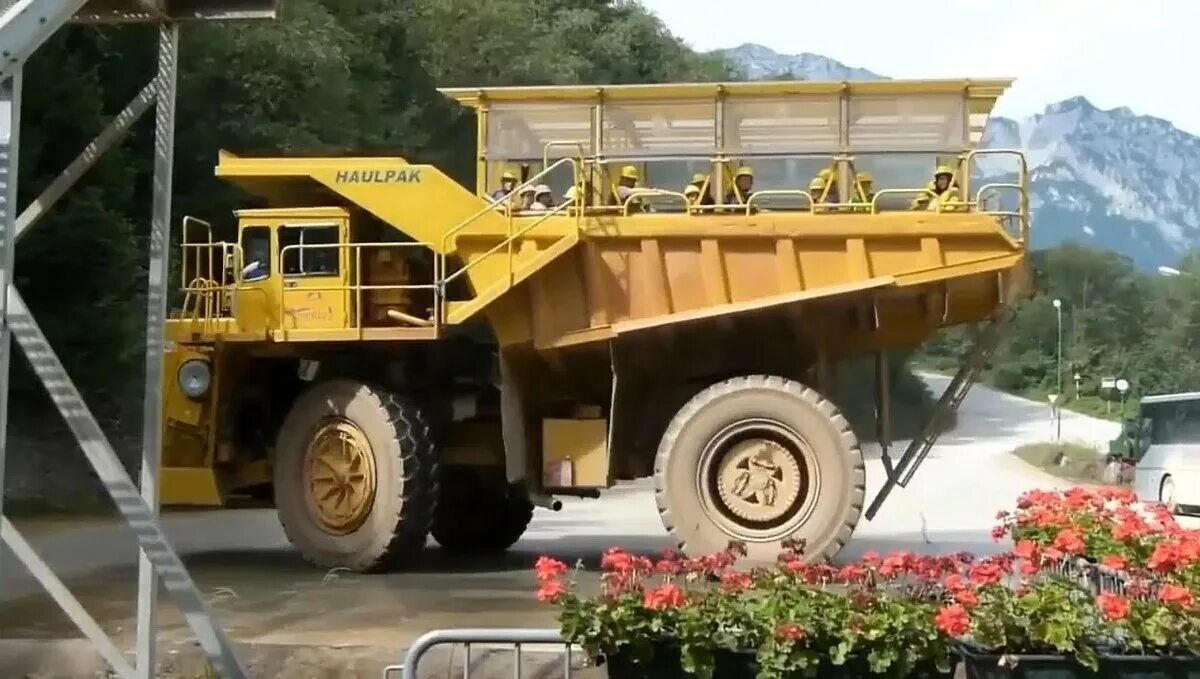 Белаз по сравнению с автобусом. Самосвал белаз 240. Белаз 240 тонн 75313. Карьерный самосвал etf mt-240. Карьерный автобус.