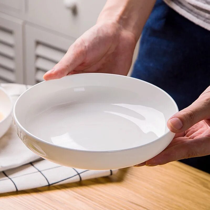 Чистая тарелка. Чистая тарелка. Чистая тарелка. Тарелка круглая №10 сплошная. Стопка чистой посуды.