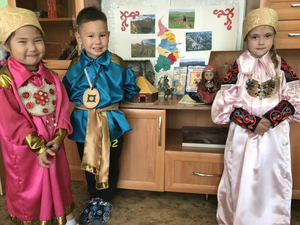 Народы красноярского края хакасы. Оглахты хакасия лестница. Детский лагерь баланкуль хакасия. Этнографического комплекса «хакасский аал». Кызыльцы хакасы.