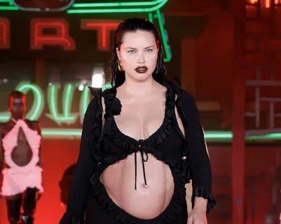 The supermodel walked for Alexander Wang after just announcing her baby&apo...