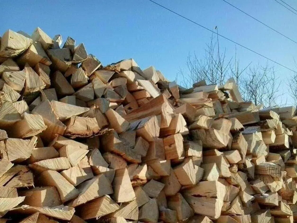 печь на дровах. дрова. дрова дровяные. дрова берёзовые колотые. березовые дрова.