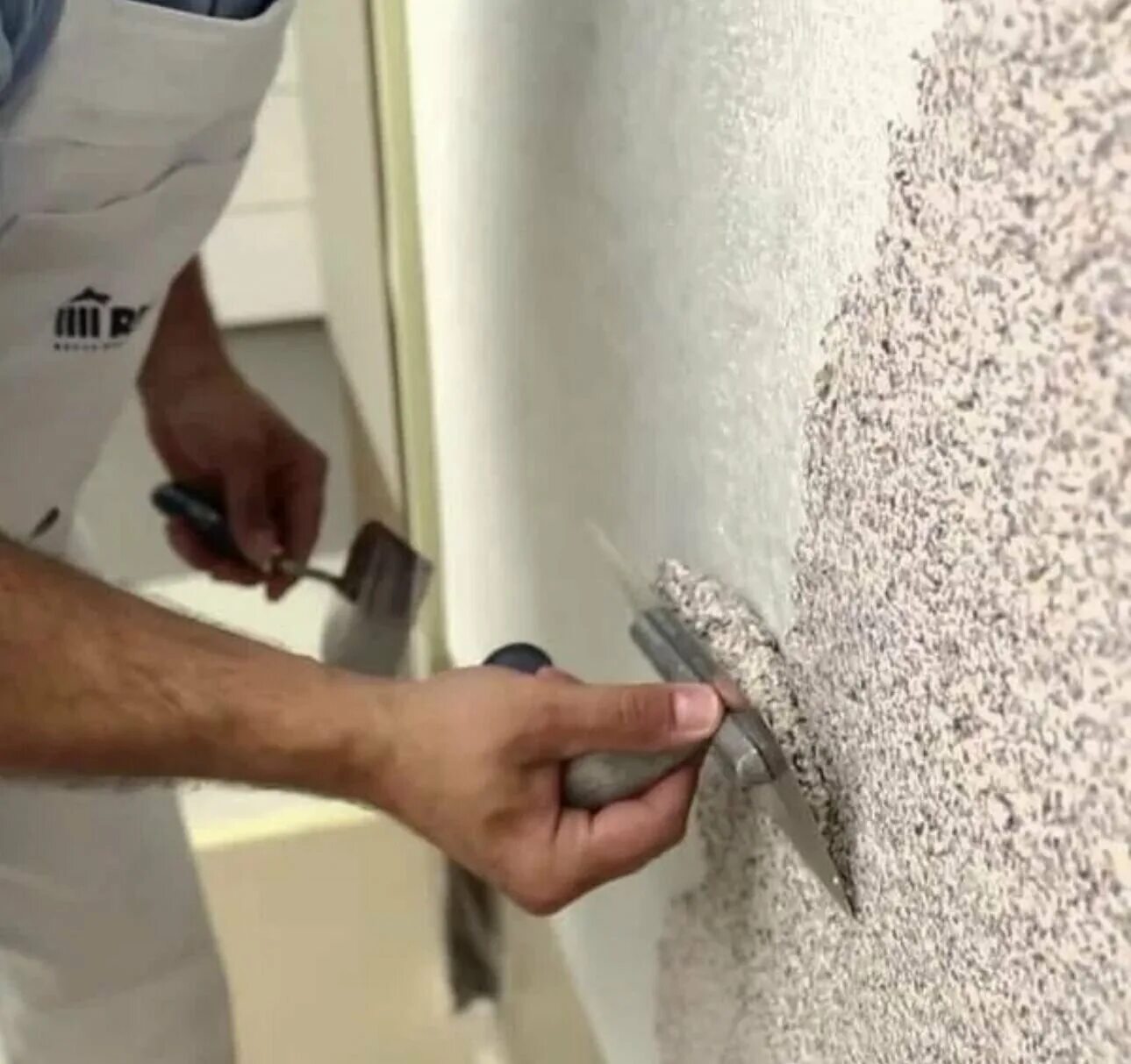 Штукатурка мраморная для фасада нанесение кистью. Мраморная штукатурка для внутренней отделки. Шпаклевка камешковая штукатурка фасадная. Церезит мраморная крошка декоративная штукатурка. Байрамикс мраморная штукатурка церезит.