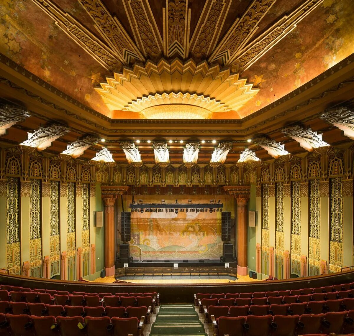 Theatre in use. The Wiltern los Angeles. Арт деко Лос Анджелес архитектура. Театр Лос Анджелес. Ар деко театр.