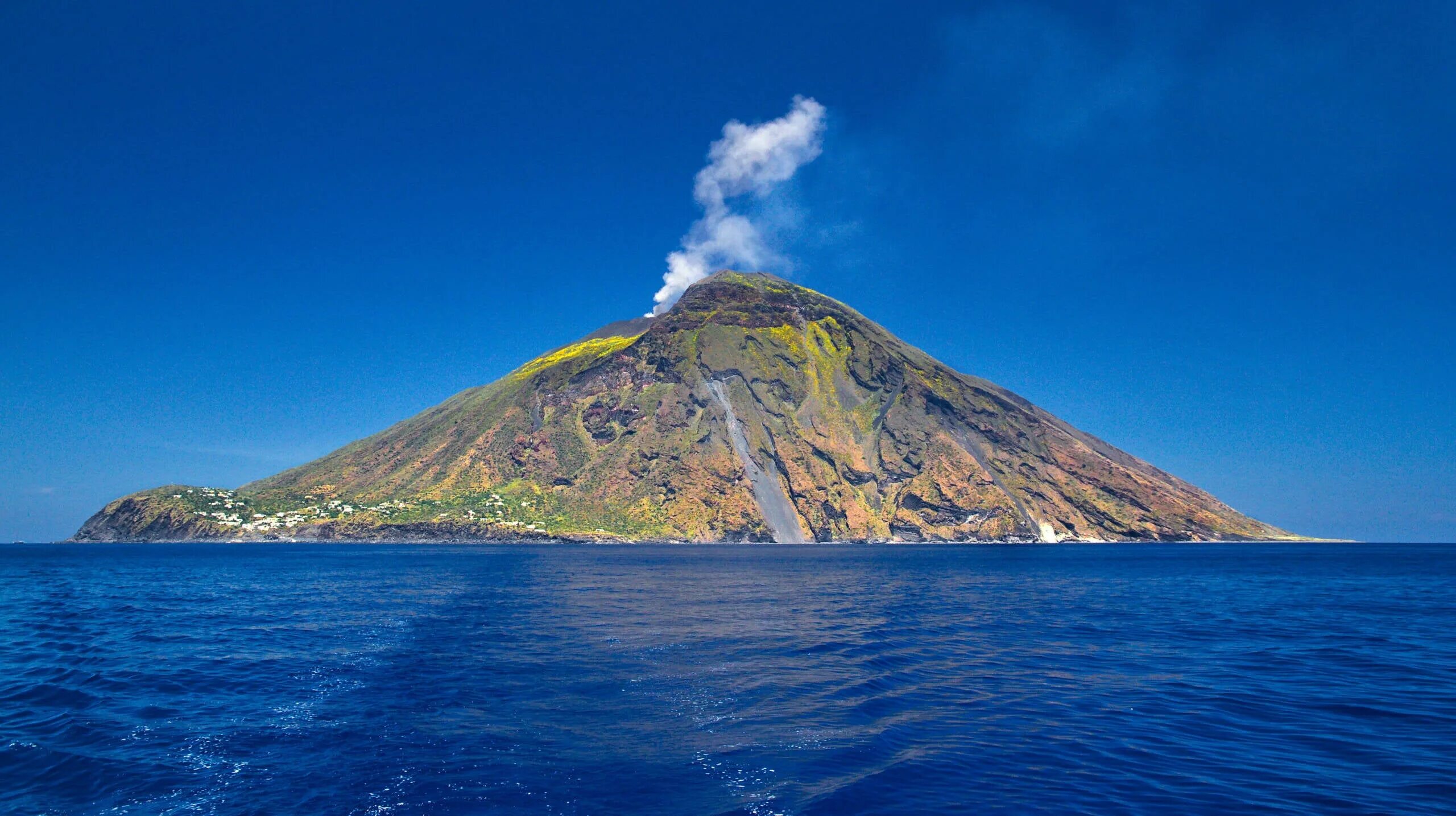 Volcano island. Остров Стромболи Италия. Сицилия остров Стромболи. Стромболи Липарские острова. Остров вулкан Стромболи.