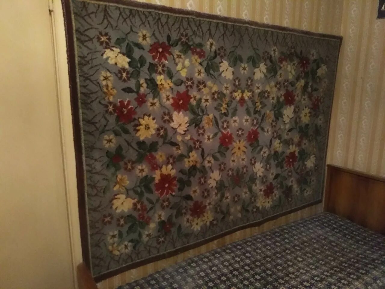 Продать советские ковры. Ковры советские шерстяные. старые советские ковры. ковер на стене. советский ковер на стене.
