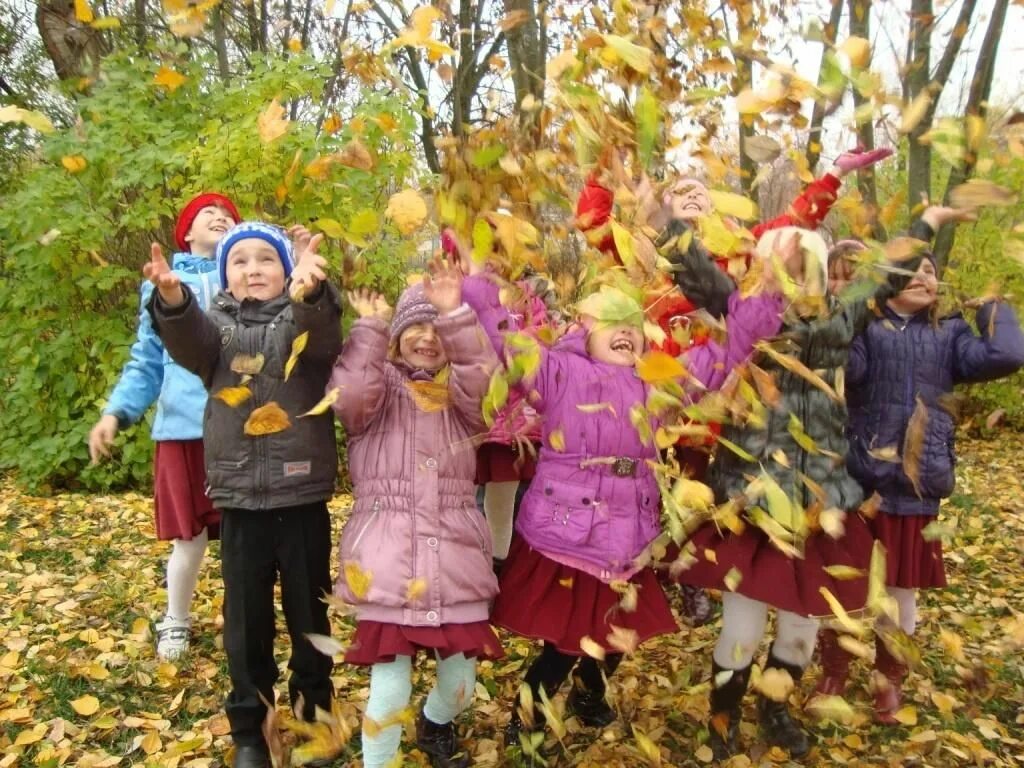 Экскурсия в осеннюю природу. Экскурсия в осенний лес. экскурсия осенью с детьми. дети на прогулке осенью. экскурсия с детьми в осенний лес.