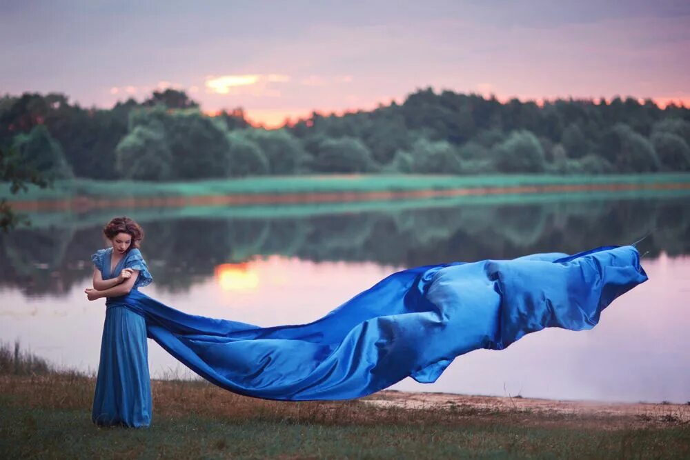Девушка в длинном платье. Фотосессия с тканью на природе. Девушка в голубом платье. Девушка в длинном синем платье.