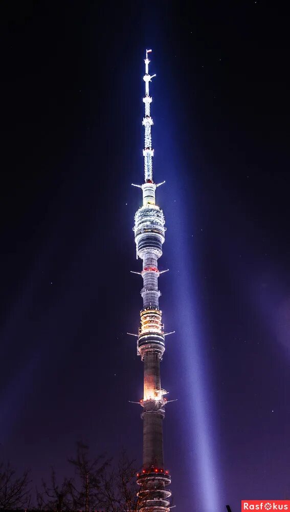 Рубин звезда кремль. Рубиновая звезда на спасской башне размер. Башня и звезда сочетание. Вышка ночью. Останкинская телебашня 2022.