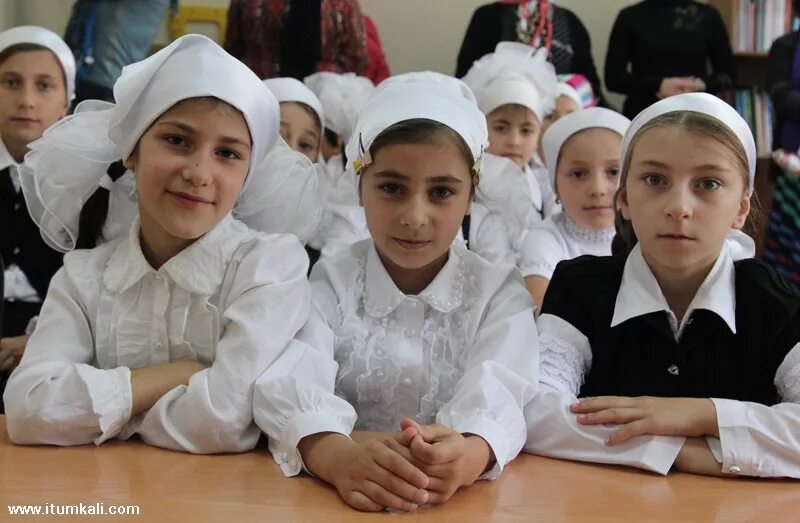 Нохчийн мотт. Чеченский язык 2 класс. Выпускной в чечне. 4 класс чеченская. Рисунки на день чеченского языка.