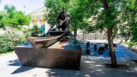 Памятники на бульваре