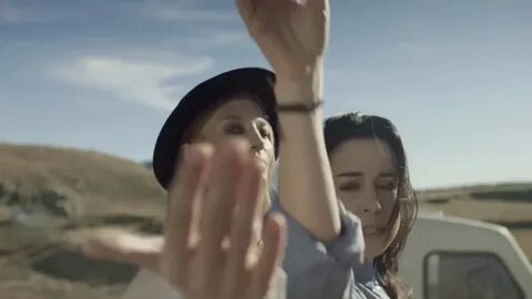 Под музыку танцую босая