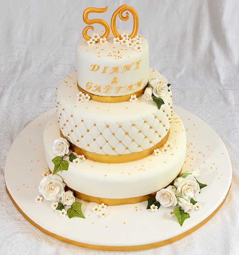 Торт на 50 человек. Торт на золотую свадьбу. Прямоугольный торт. Свадебный торт трехъярусный 2021. Торт на юбилей 50 лет мужчине.