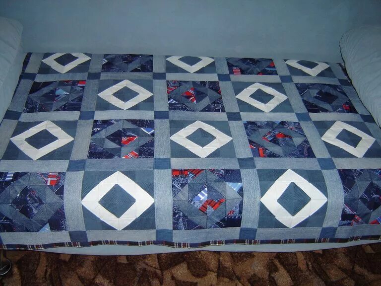 Подушка rag quilt denim. Лоскутное джинсовое покрывало. Лоскутное шитьё из джинсы. Пэчворк из джинсовой ткани. Техника синель покрывало.