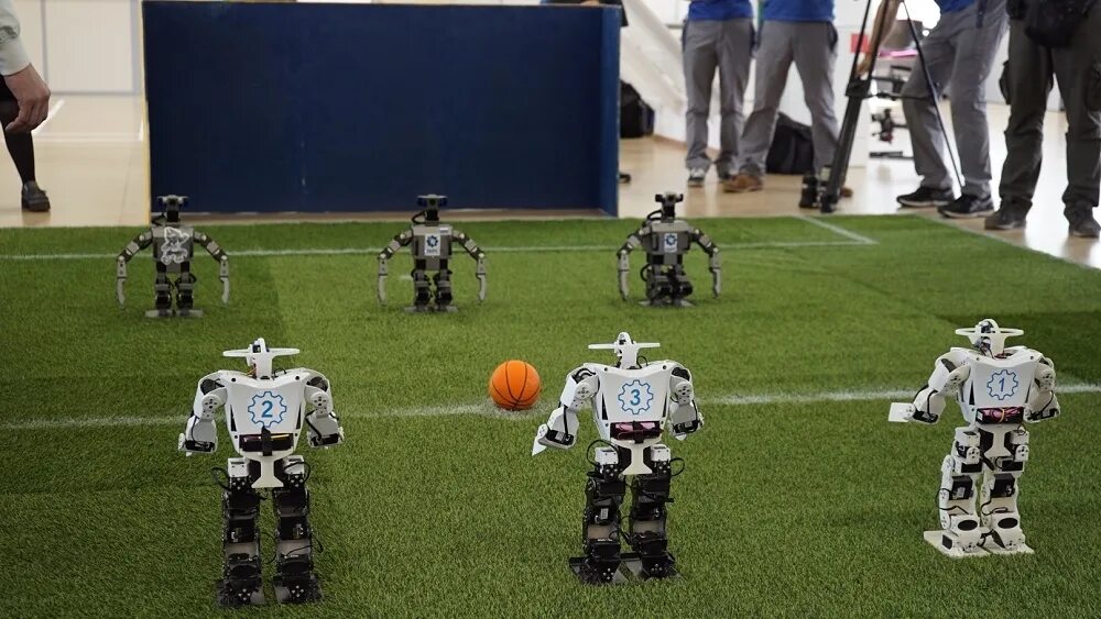 Футбол управляемых роботов. Соревнования роботов футбол. Робофутбол робототехника. Команды робота. Роботы играют в футбол