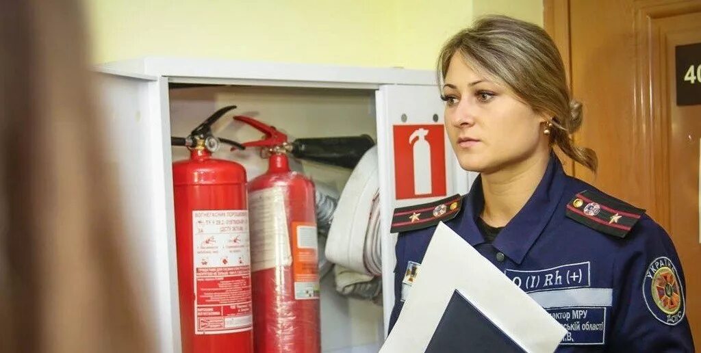 Инспекция пожарной безопасности. Пожарный инспектор. Девушка пожарный инспектор. Форма пожарного инспектора. Инспекция по пожарной безопасности.