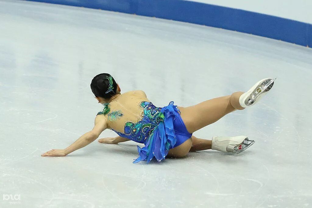 Щербакова фигуристка упала. Чемпионат европы по фигурному катанию 2023. Фигуристка из канады. Китайские фигуристки. Падение фигуристки марии.