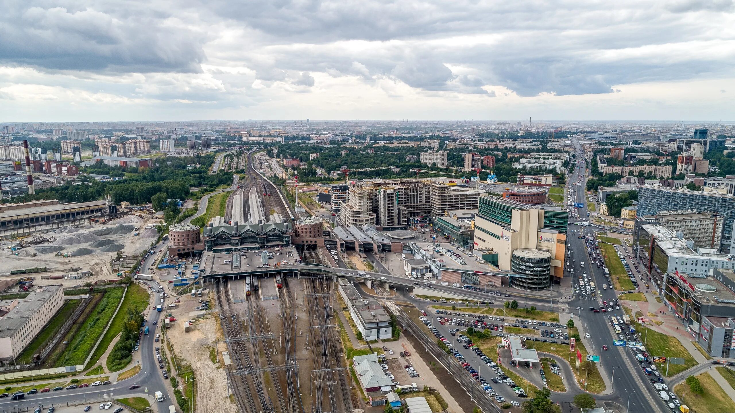 Жд вокзал санкт-петербург ладожский. Ладожский вокзал красногвардейский район. Скачай ладожская. Ладожское метро сверху. Ладожский вокзал питер.