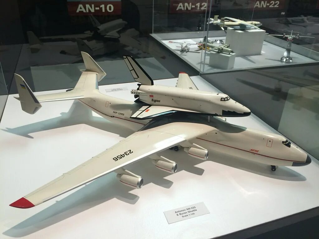 Мрия 225 модель. Ан 225 с бураном модель. мрия модель 1:200 с бураном. buran mria модель. ан 225 модель звезда.