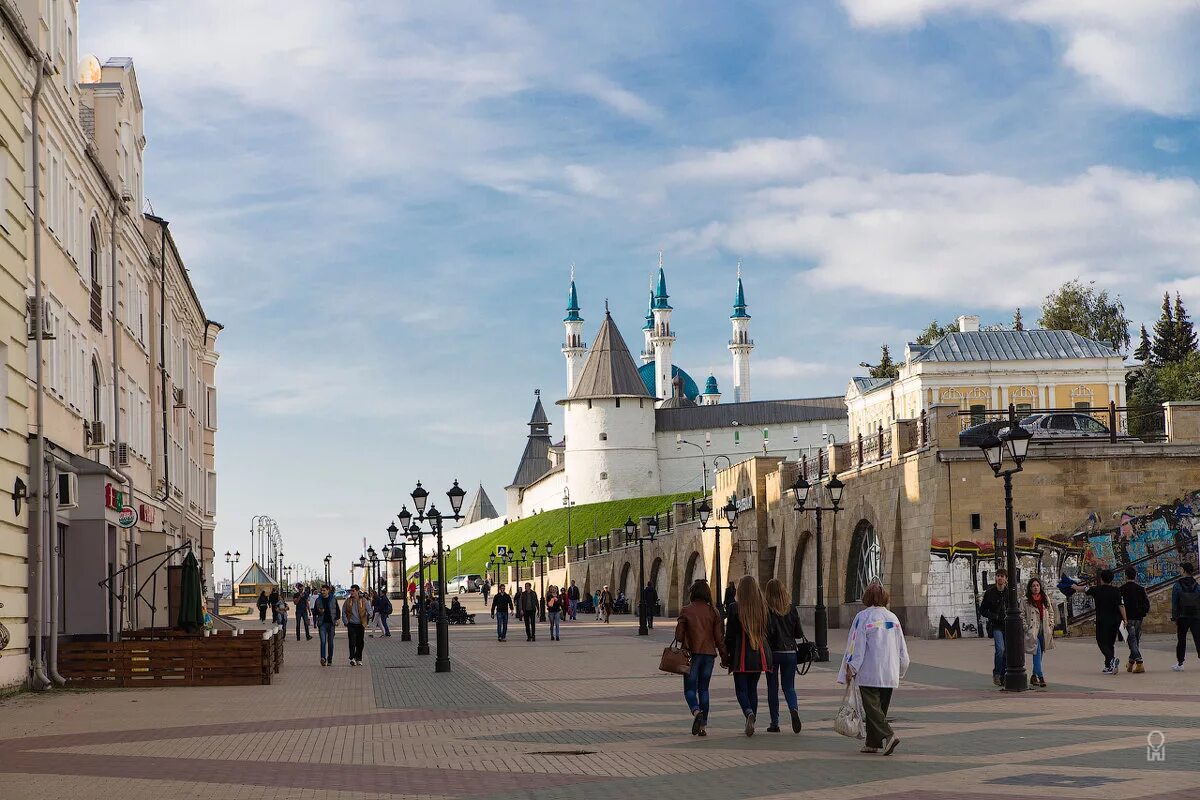 Казань улицы. Табличка с названием улицы. Имена улиц в казани. Названия улиц на татарском. Ул кремлевская казань.