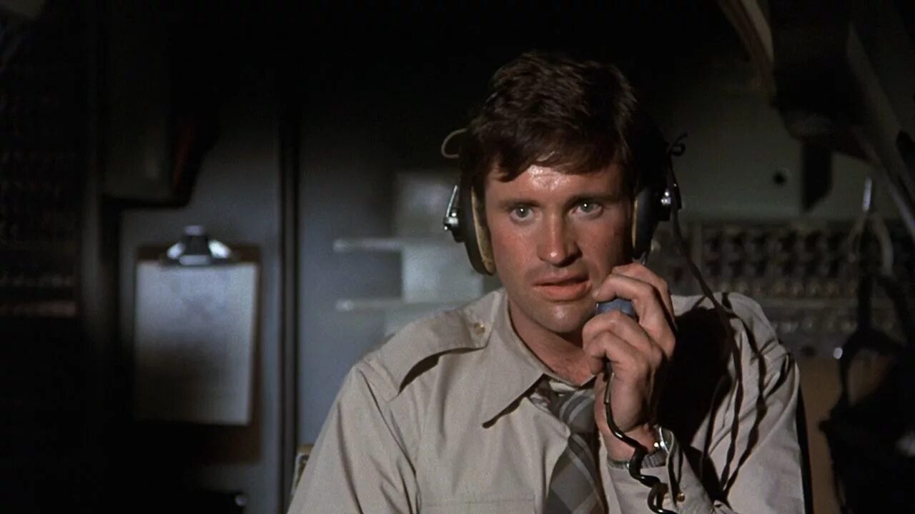 Аэроплан 2 продолжение (1982) постер. Аэроплан продолжение. Аэроплан 2 фильм 1980. Аэроплан 2 1982. Аэроплан 2.