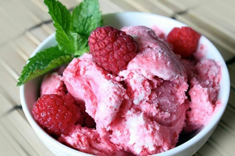 Малиновый пломбир мороженое. Ванильное мороженное с малиновой эспумой. Мороженое с малиной. Мороженое с малиной. Сорбет (сорбе).