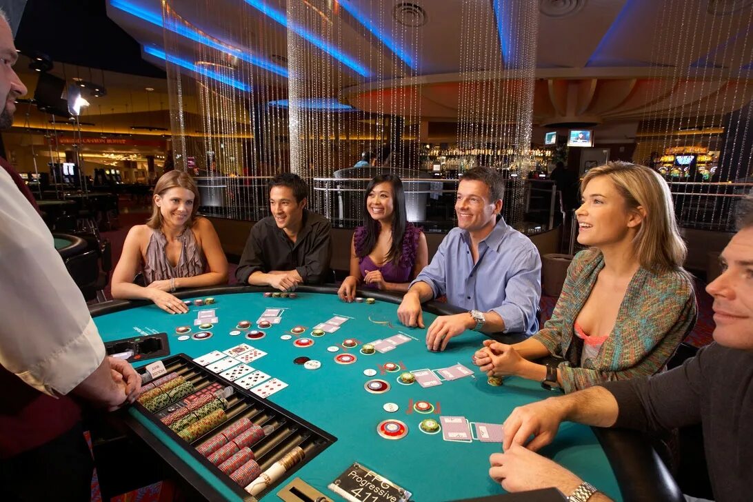 Покер на реальные деньги в россии. Покер игра казино. Люди в казино. Стол казино Покер. Жизнь казино.