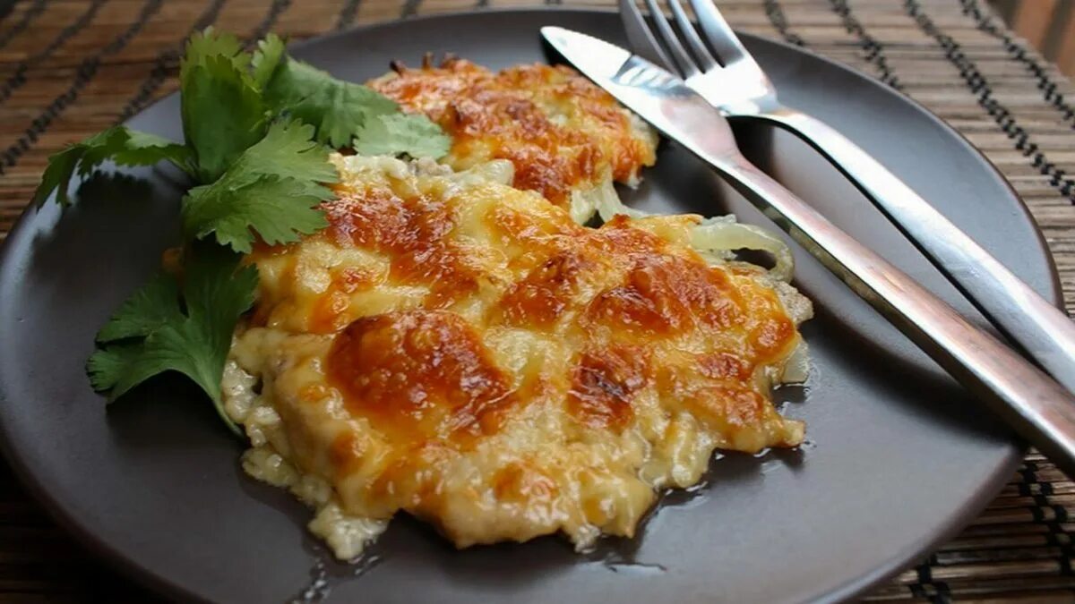 Мясо по французски. Мясо по французски. Мясо по французски на плите. Свинина под сыром в духовке. Мясо ао французский.