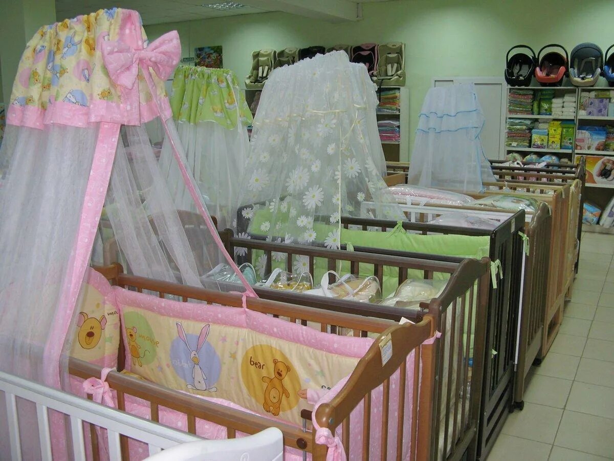 Детские коляски и кроватки. Коляски и кроватки для новорожденных. Детские кроватки и коляски для новорожденных. Кроватка детская для новорожденных в магазине. Детский магазин купить кроватку