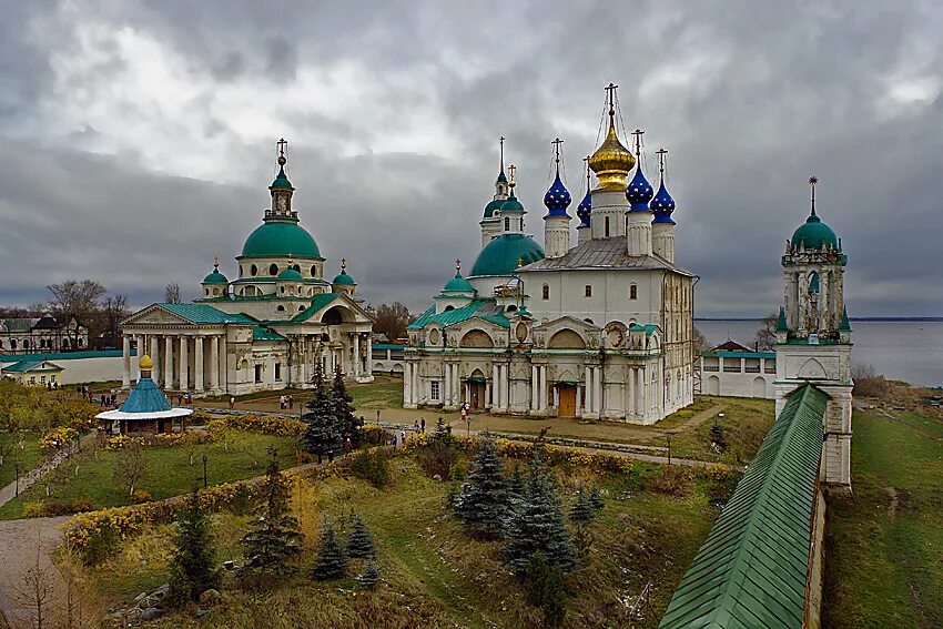 Усадьба ростова великого. Спасо-Яковлевский монастырь в Ростове Великом. Переславль Залесский Спасо Яковлевский монастырь. Монастырь в Ростове Великом на озере Неро. Золотое кольцо Яковлевский монастырь.