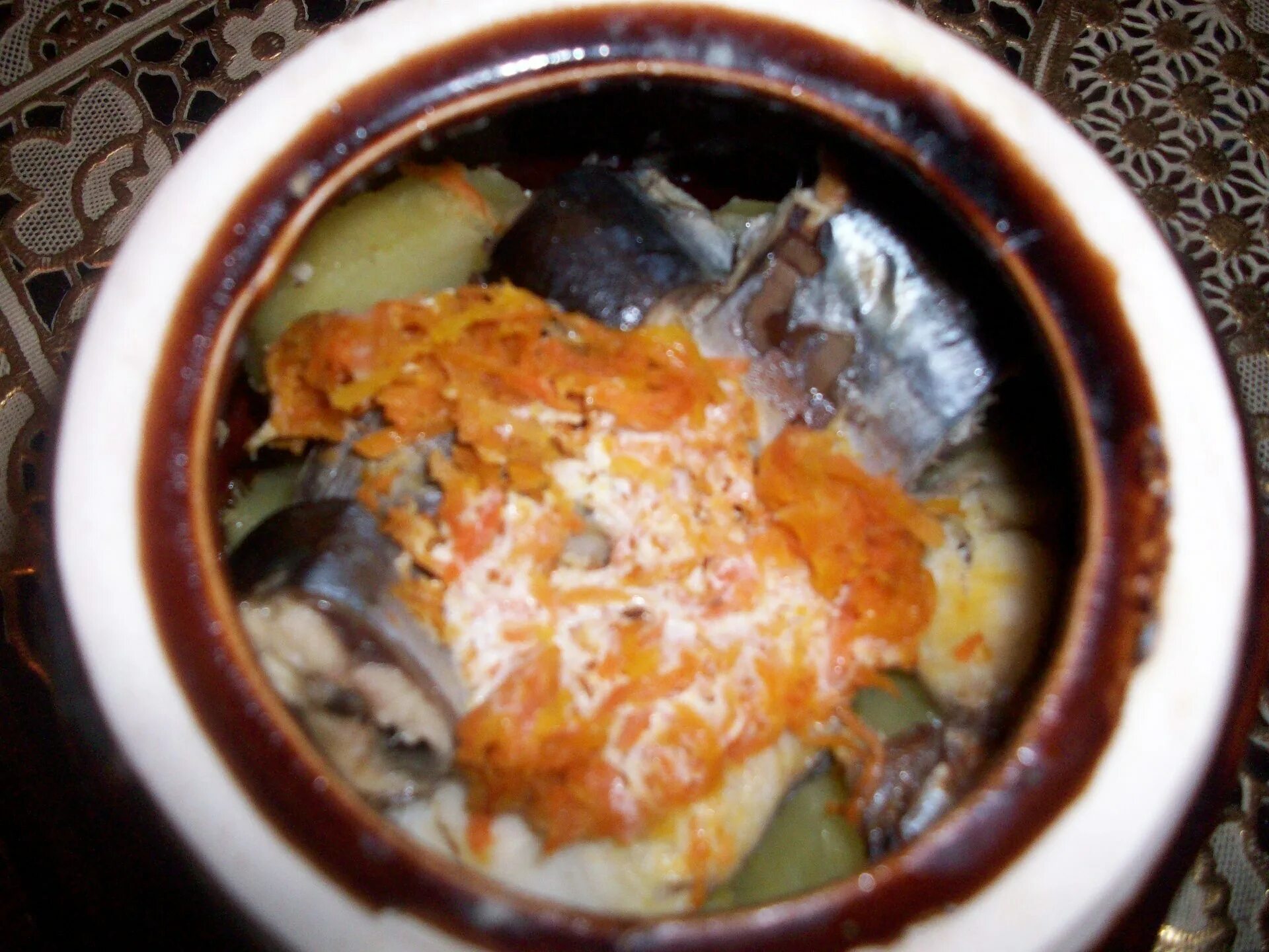 скумбрия запеченная в горшочке. запечённая скумбрия в горшках. скумбрия запеченная в горшочке. рыба в горшочке. скумбрия в горшочке.