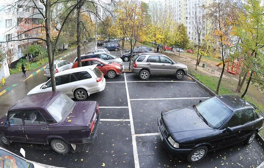 Движение машин во дворах. Машина во дворе. парковка во дворе. придомовая парковка. парковка машин во дворе.