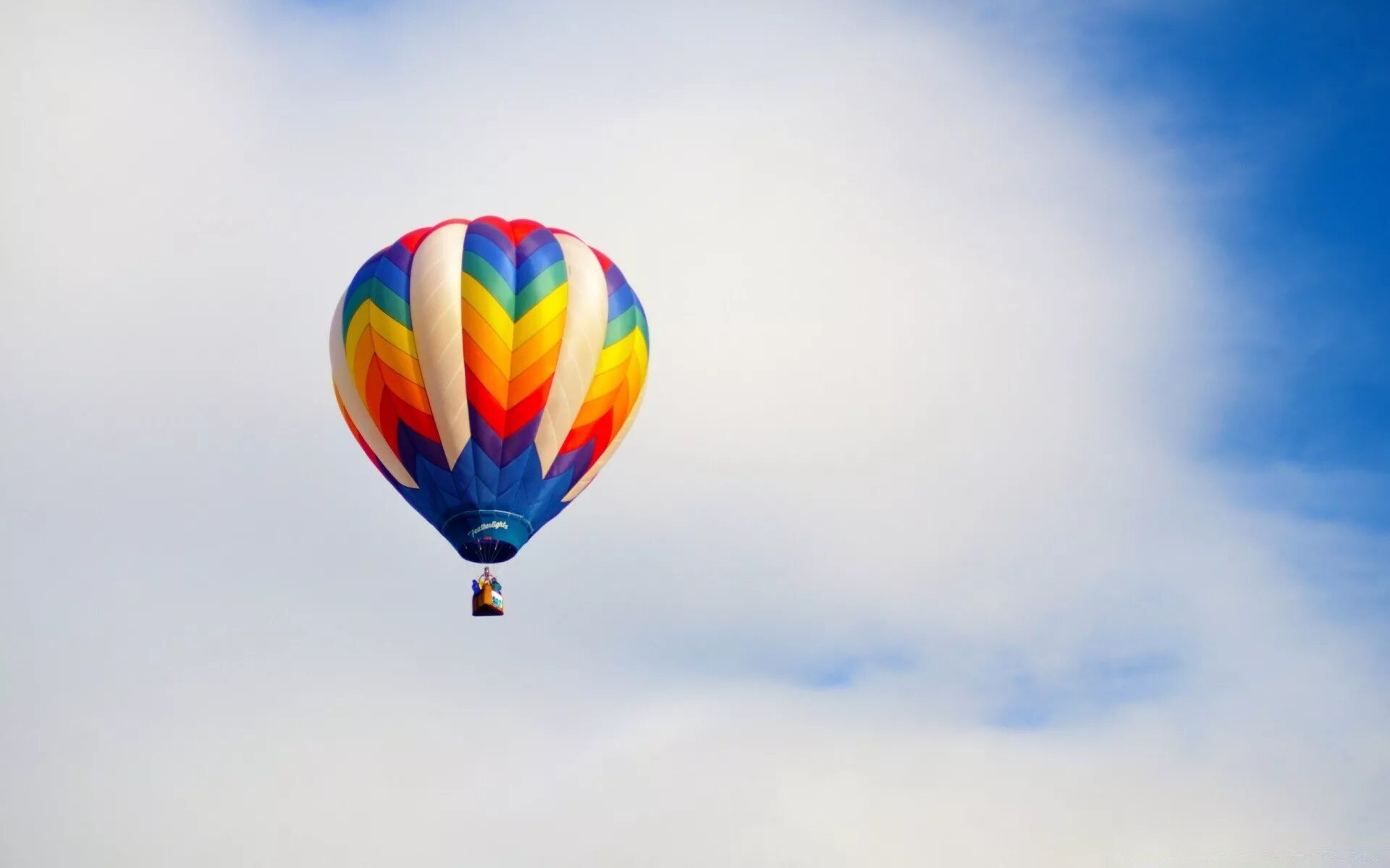 Flying balloon. Воздушный шар. Воздушный шар в небе. Воздухоплавание. Воздушный шар с корзиной в небе.