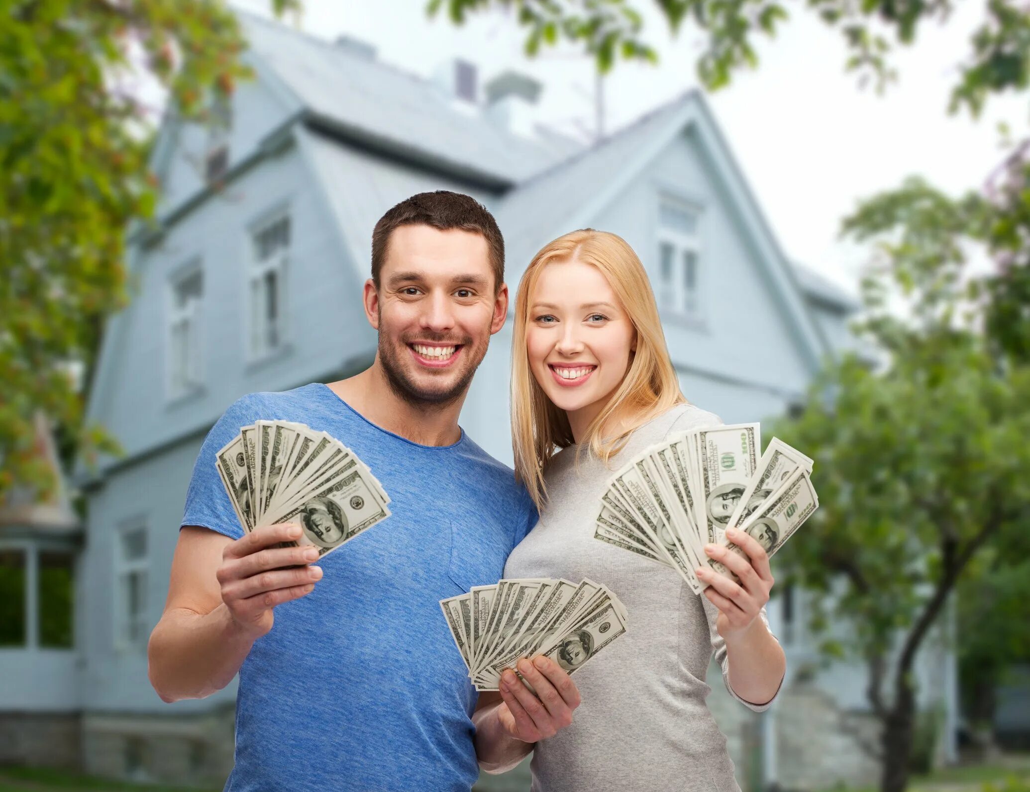 Семья бизнесменов. Buying loans. Договоренности в семье. Счастливый человек с деньгами. Покупатель в автосалоне.