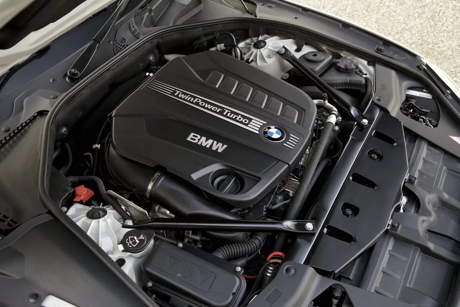 Сколько ходит двигатель бмв. Bmw 640d двигатель. бмв 6 двигатель. двигатель на бмв 640. бмв 640 d под капотом.