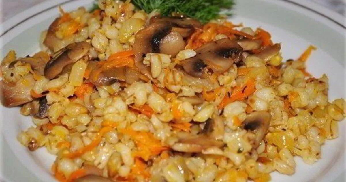 Перловая каша с грибами и луком. Перловка с грибами фото. Рецепт перловки с шампиньонами. Перловая крупа с грибами. Рецепт перловки с шампиньонами.