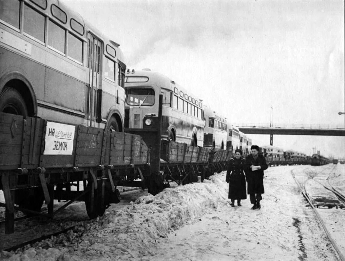 Автобусы старые дороги. Автобусы 1950 годов СССР. ЗИС 155 на целинные земли. Луганск СССР ЗИС 155. ЗИС-155 автобус.