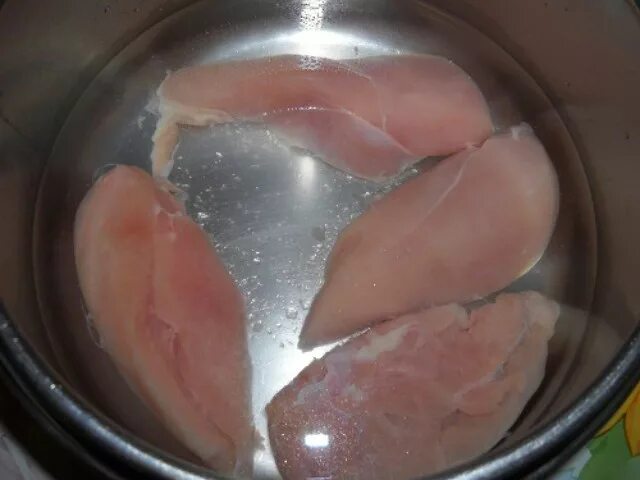 Сколько варить куриную грудку без кожи. Куриная грудка в кастрюле. отварить филе. варка филе курицы. отварить грудку курицы.