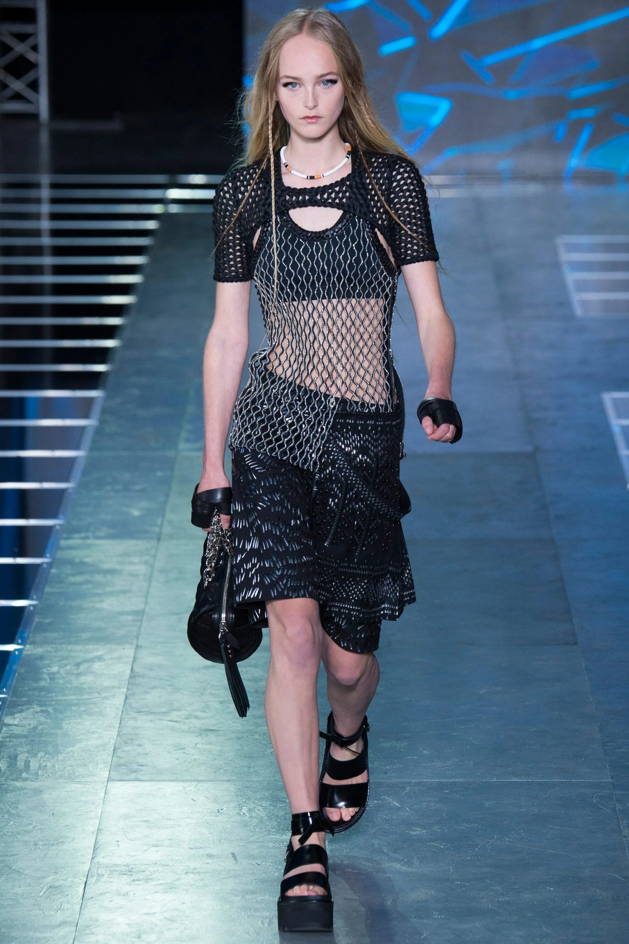 Мода вариации. Tom ford 2022 показ. Платье в горошек. Moschino 2013. Carven юбка подиум.