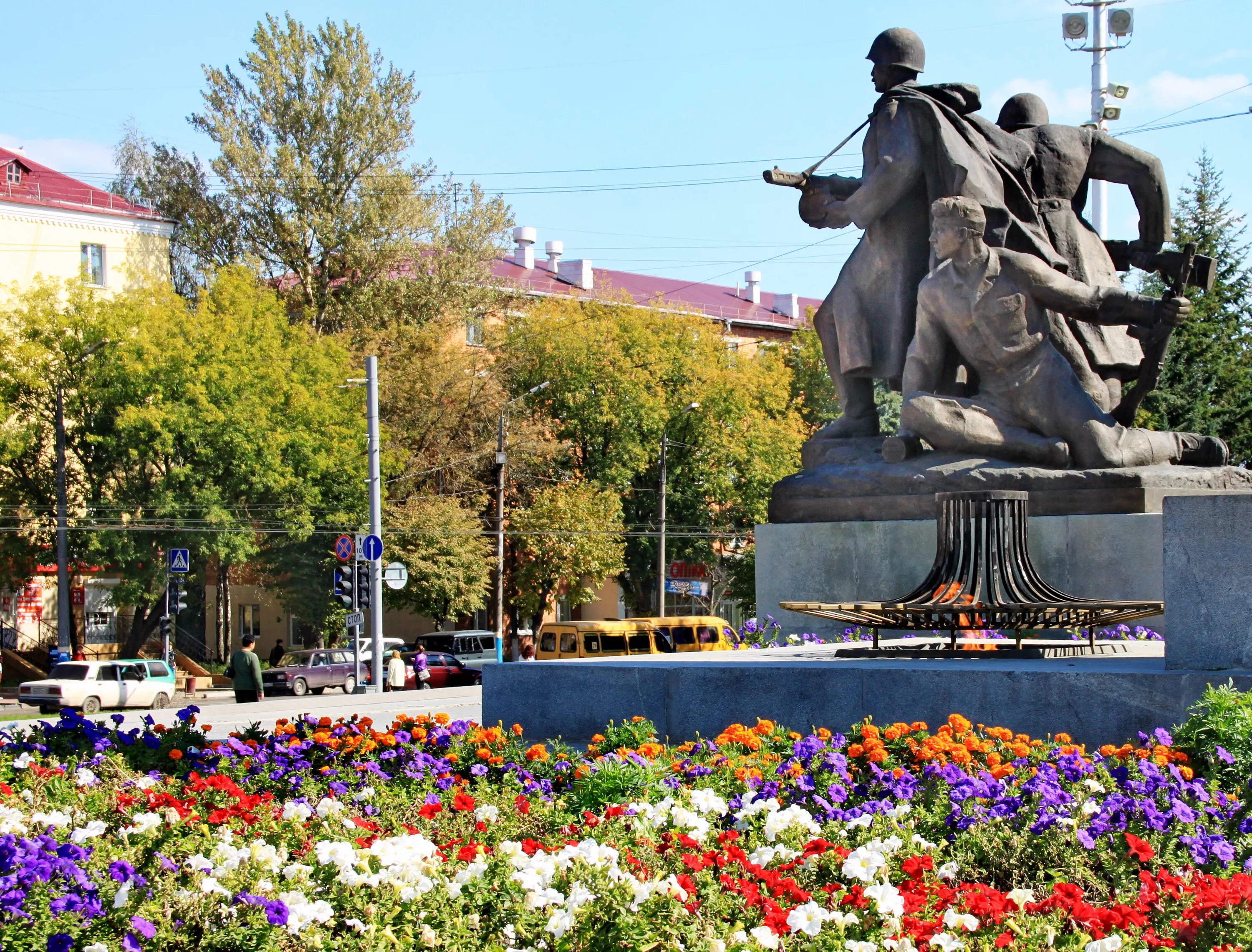 Ооо города брянска. Площадь Партизан Брянск. Брянск Центральная площадь. Памятник на площади Партизан в Брянске. Достопримечательности Брянска пл Партизан.