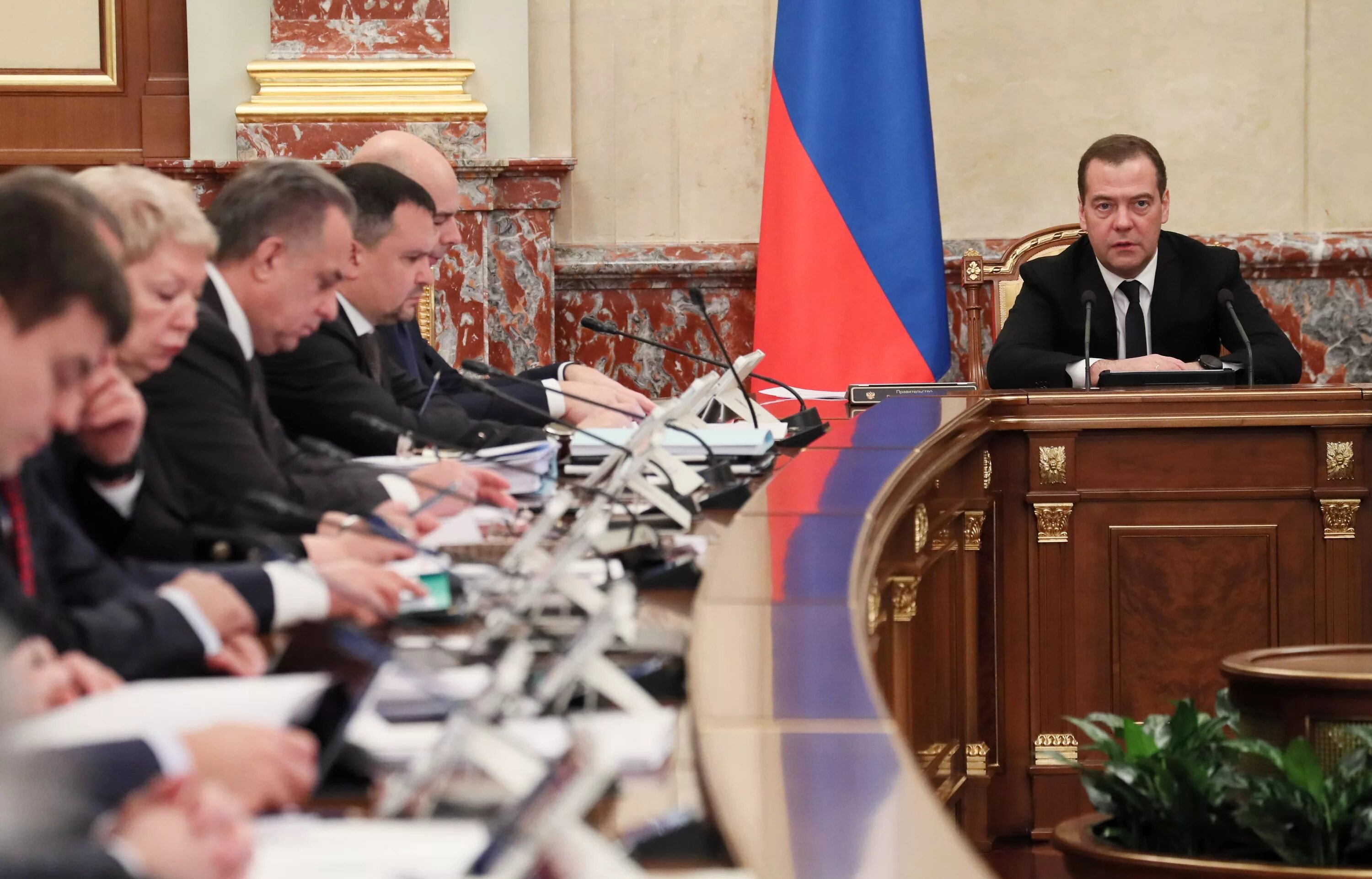 Министр подал в отставку. Отставка правительства Медведева 2020. Заседание правительства Медведева 2008.